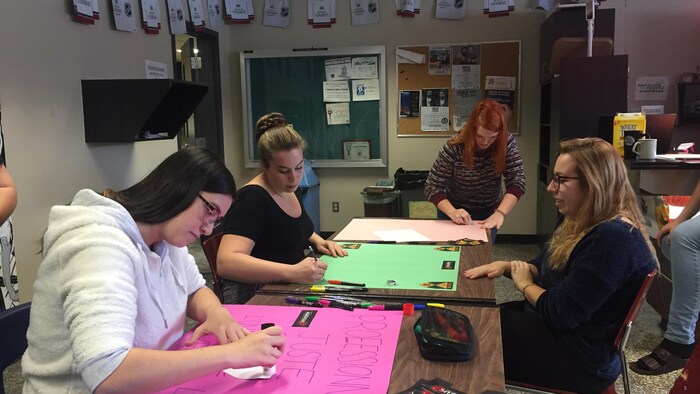 Des étudiants de l'Université de Sherbrooke fabriquent des pancartes en vue de la manifestation de mercredi après-midi. 