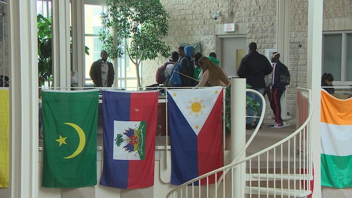 طلاب أجانب وأعلام بعض الدول في جامعة سان بونيفاس في وينيبيغ.