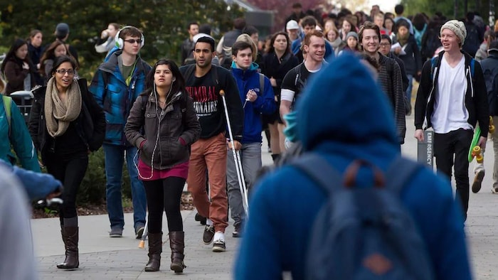 Des étudiants marchent près d'une université en automne. (archives)