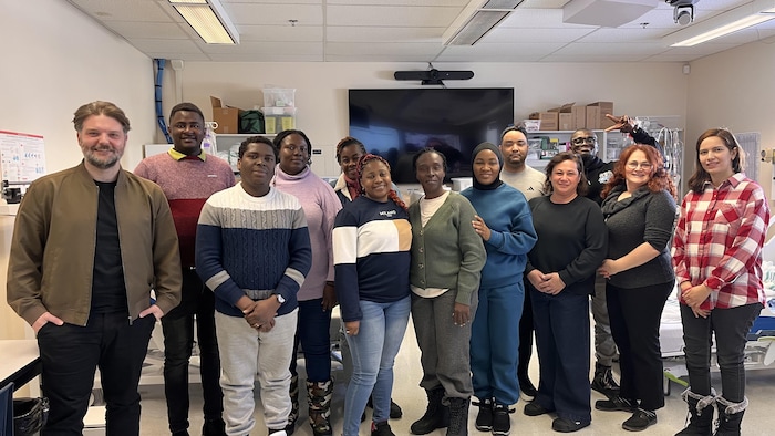 Un groupe de personnes posent pour la photo. 