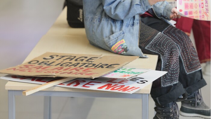Des pancartes.
