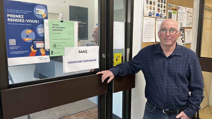 Le maire Eugène Gagné le devant le bureau de la SAAQ fermé à l’intérieur de l’hôtel de ville de la municipalité.