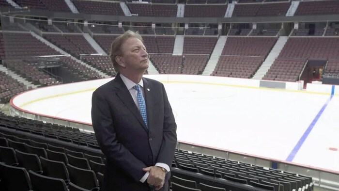 Eugene Melnyk dans les gradins vides des Sénateurs d'Ottawa.