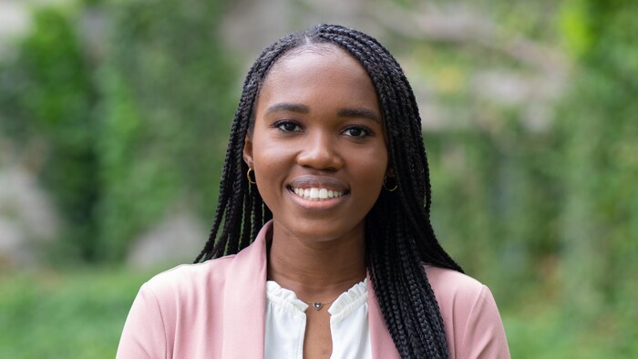 Eunice Oladejo souriante.