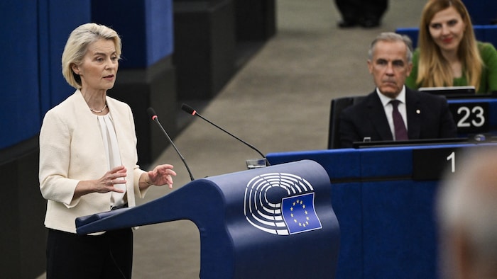 La présidente de la Commission européenne, Ursula von der Leyen, prononce un discours aux côtés du premier ministre canadien Mark Carney lors de son discours annuel sur l'état de l'Union, prononcé en séance plénière du Parlement européen à Strasbourg.