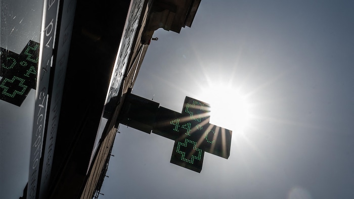 L'enseigne d'une pharmacie indique 44 degrés.