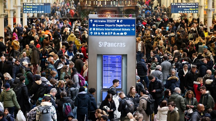Os passageiros se reúnem em frente aos portões de embarque do Eurostar na Estação Internacional St Pancras.