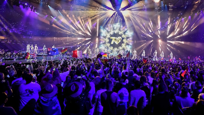 Les artistes sur scène pendant le dépouillement des votes lors de la grande finale du 70e Concours Eurovision de la chanson à Vienne, en Autriche.