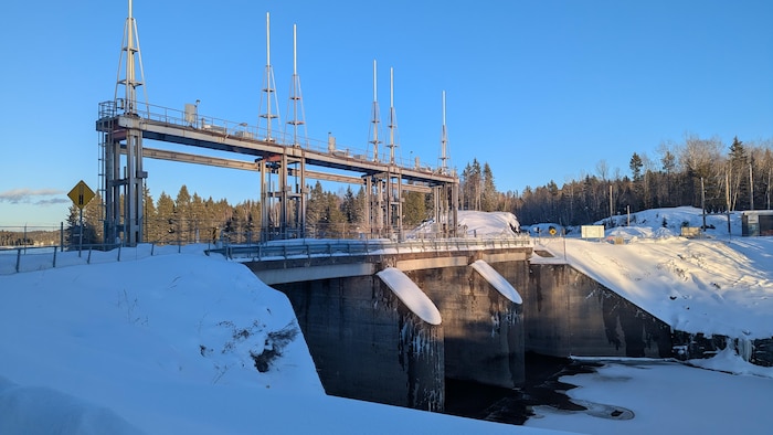 L'évacuateur de crues d'un barrage en hiver. 