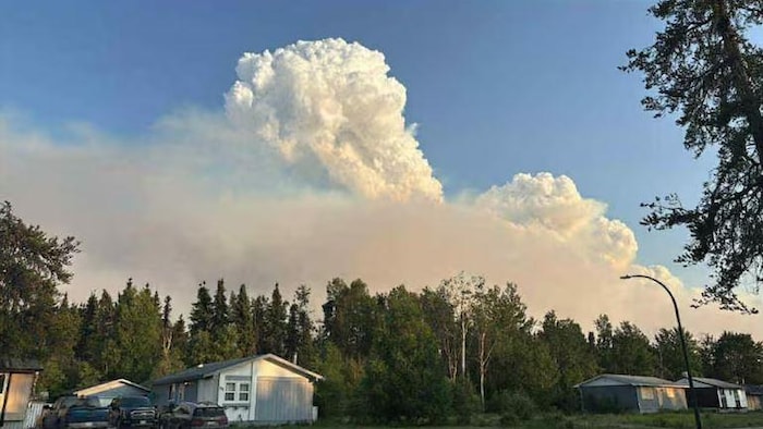 De la fumée s'élève au-dessus de quelques habitations.