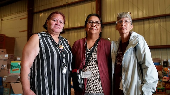 Des évacuées de la Première Nation de Whitesand devant la caméra.