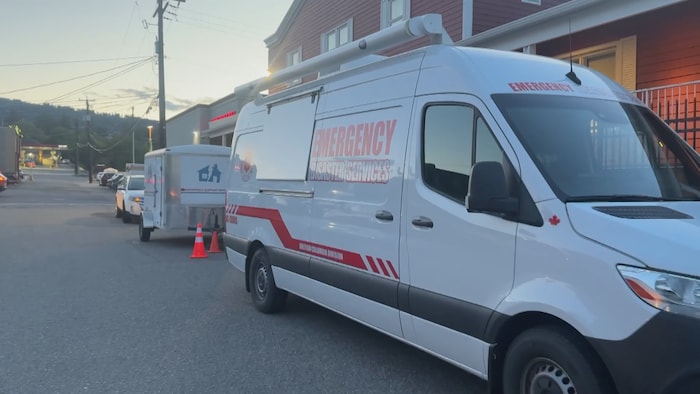 Des véhicules d'urgence devant un bâtiment.