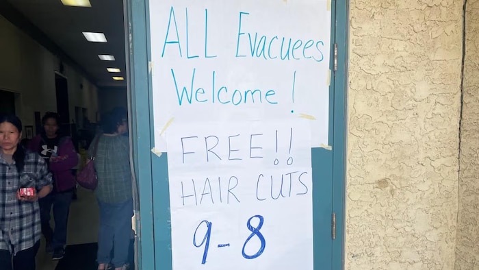 Une pancarte indiquant que les coupes de cheveux sont gratuites pour tous les évacués.