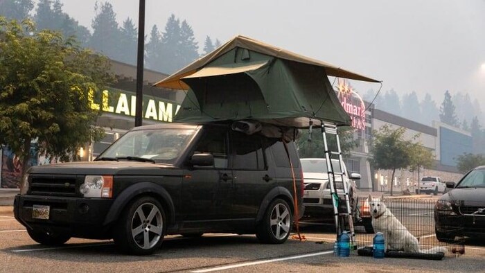 Une tente a été installée par-dessus une voiture, durant les évacuations causées par les feux de forêt.