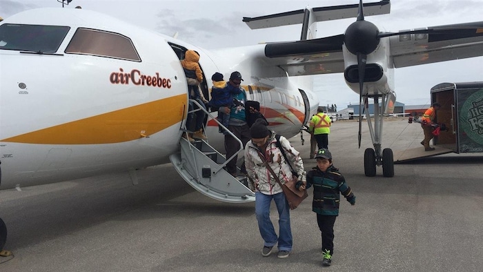 Les évacués de Kashechewan arrivent à Kapuskasing à bord d'un avion d'Air Creebec.