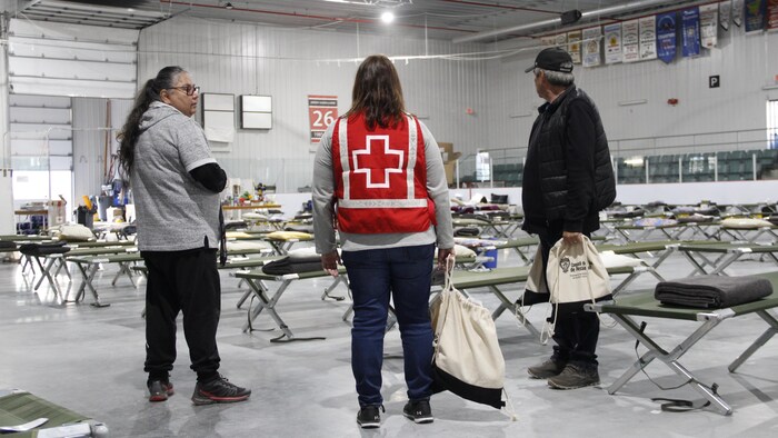 Trois personnes dans un aréna.