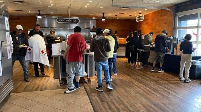 Des personnes dans un hall d'hôtel, le 1er juin 2025 à Niagara Falls, en Ontario.