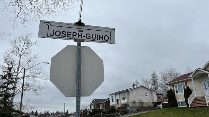 Une plaque de rue portant le nom de Joseph Guiho.