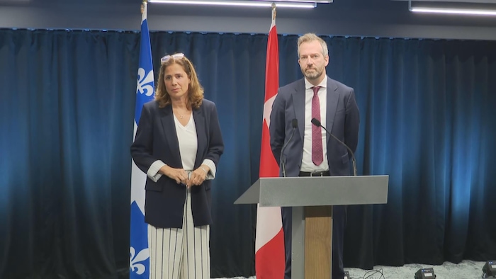 Pascale Déry et Joël Lightbound derrière un podium.