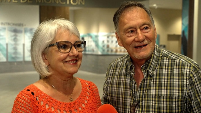 Un couple aîné souriant.