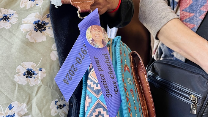 Un ruban accroché sur un sac.