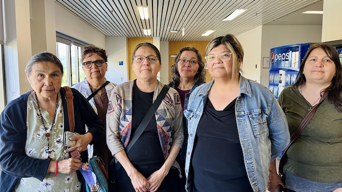 Carole St-Pierre et Régina Chachai sont entourées d'autres membres de la communauté.