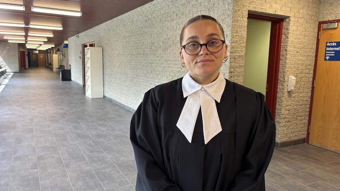 L'avocate Eve-Noelle Tremblay dans les couloirs d'un palais de justice.