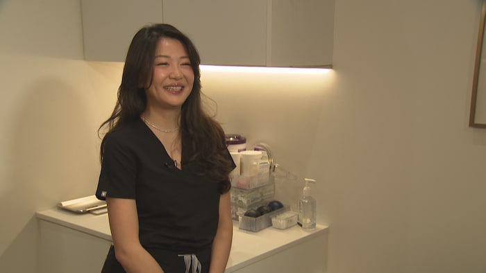 Evelyn Yin en entrevue à la clinique medi spa Rejuuv de Toronto.