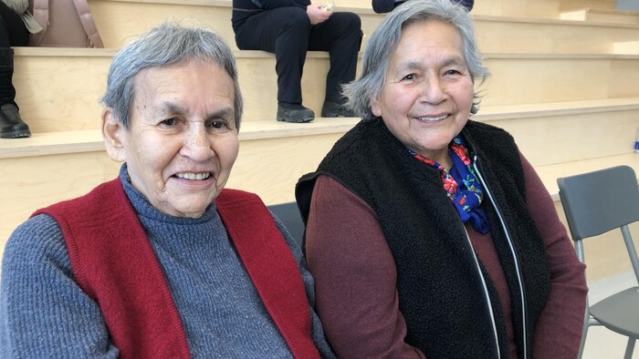 Les sœurs Anne-Marie et Evelyne St-Onge sourient à la caméra.