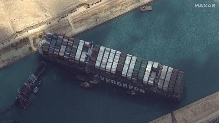 Una imagen por satélite del portacontenedores Ever Given atascado en el Canal de Suez.