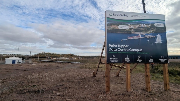 Une affiche sur un terrain vague.