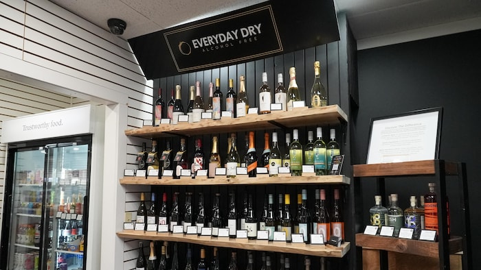 Des bouteilles de vin et des spiritueux sur une étagère dans un magasin de Kelowna, le 20 février 2026.