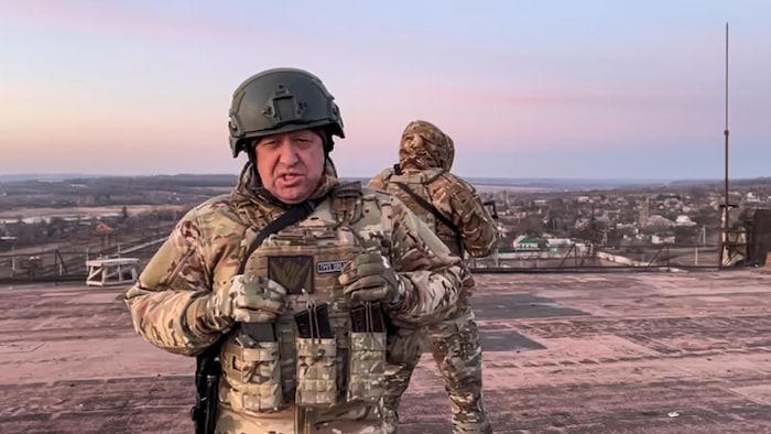 Evgueni Prigojine est en tenue militaire et pose pour la photo.