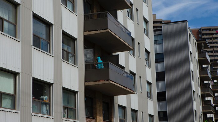 À Toronto, une femme sur son balcon est sur le point d'être évincée de son appartement où elle vit depuis 10 ans.