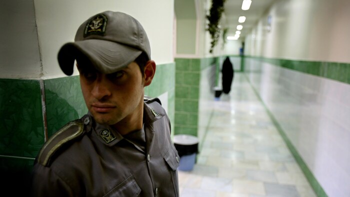 Un gardien assure la sécurité à l'intérieur de la prison Evin de Téhéran, en Iran.