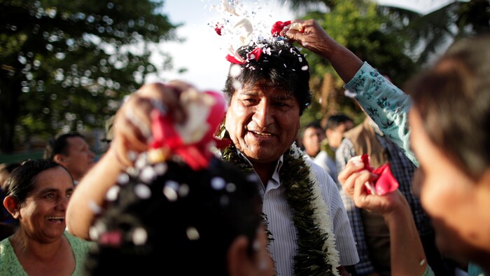Evo Morales à la rencontre de la foule qui lui lance des pétales de fleurs.