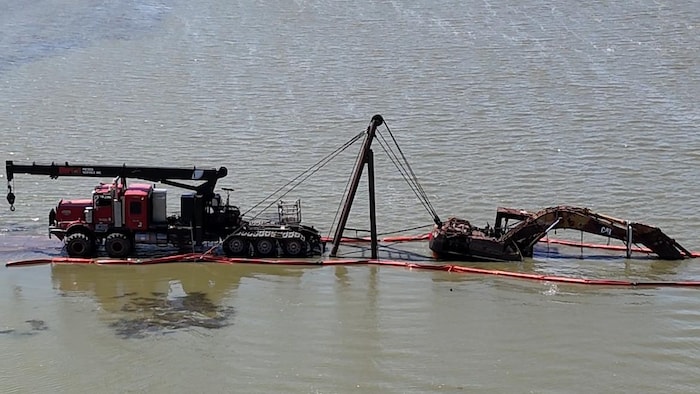 Une excavatrice tombée dans les lacs Quills, en Saskatchewan, il y a 11 ans est finalement retirée des eaux, en juillet 2025.