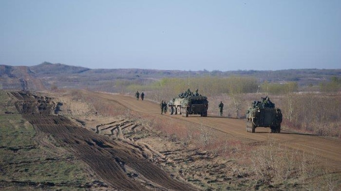 Des véhicules militaires.