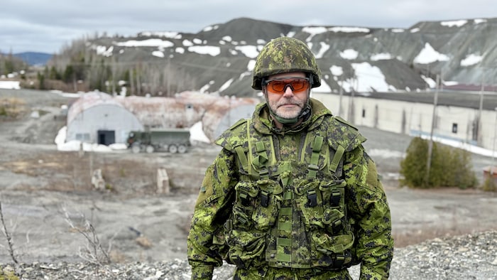 Un militaire canadien en tenue de combat prend la pose dans une mine où se déroule un entraînement.