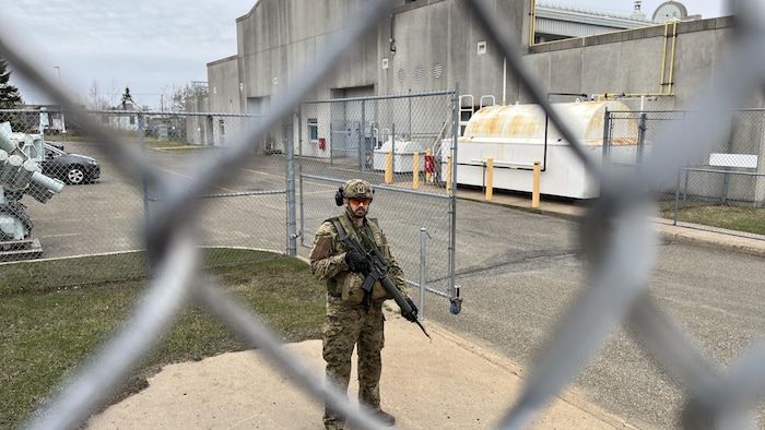 Un militaire fait le guet à la réserve de Sept-Îles.