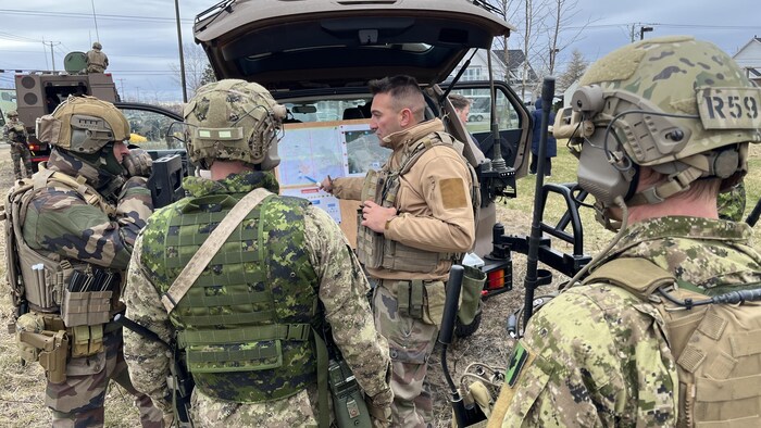 Un commandant s'adresse aux militaires.