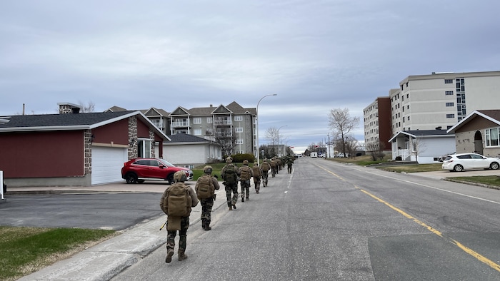 Des militaires marchent au pas dans les rues de Sept-Îles.