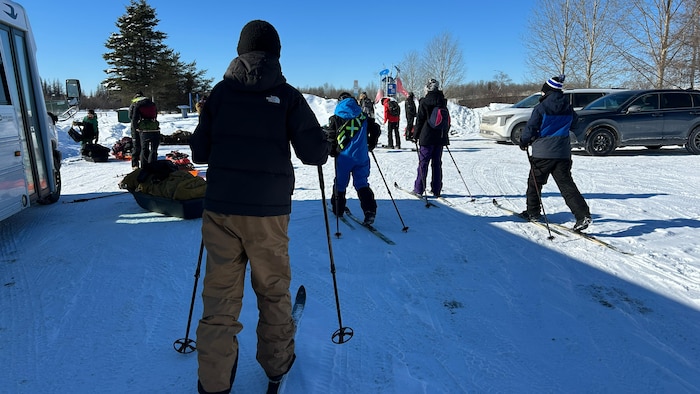 Une dizaine d'élèves sur des skis de fond.