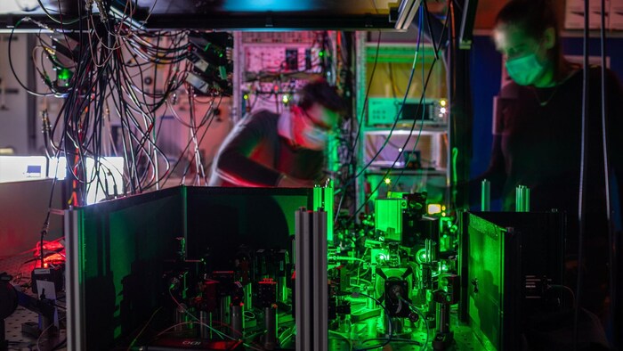 Deux chercheurs dans un laboratoire lors de l'expérience de téléportation quantique. 