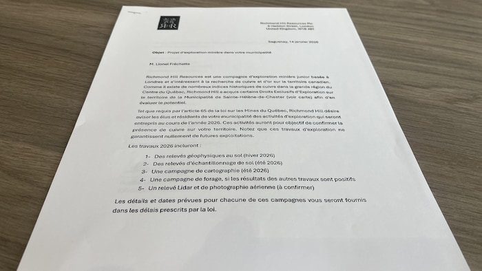 Une lettre déposée sur une table.