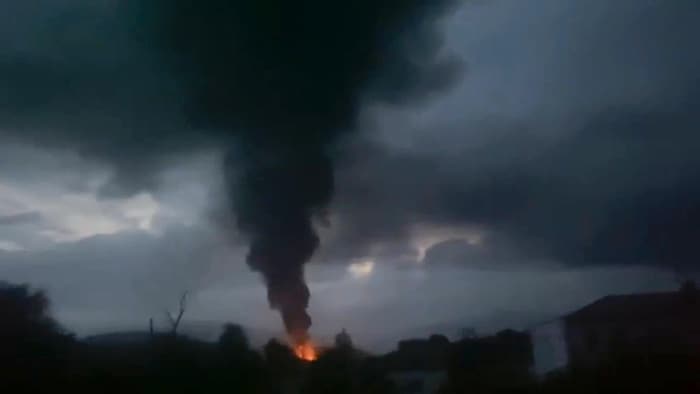 Un épais nuage de fumée se dégage d'un feu causé par l'explosion d'une station-service à Erevan, dans le Haut-Karabakh, dans la nuit du 25 septembre 2023.
