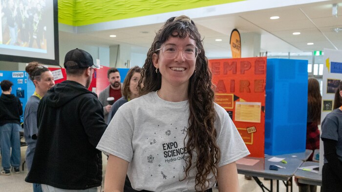 Camille Novales sourit en regardant la caméra