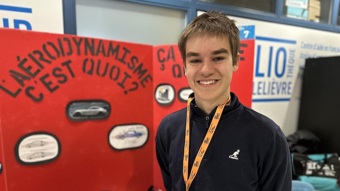 Émile Archambault, photographié devant son kiosque