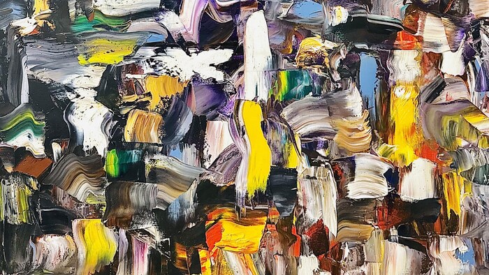 Une toile de peinture abstraite démontrant des couches de couleurs superposées, avec une dominance de jaune.