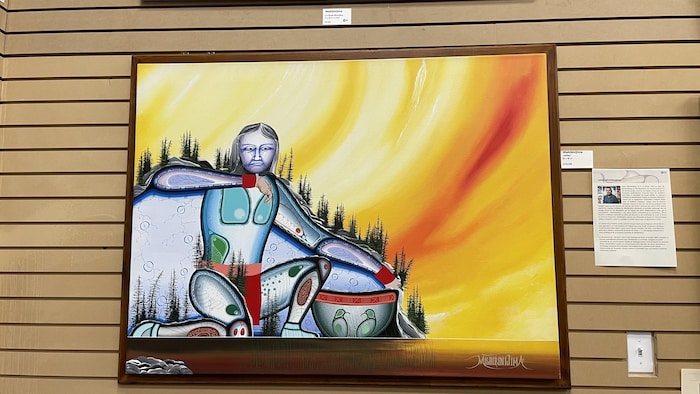 Un tableau artistique suspendu sur un mur.